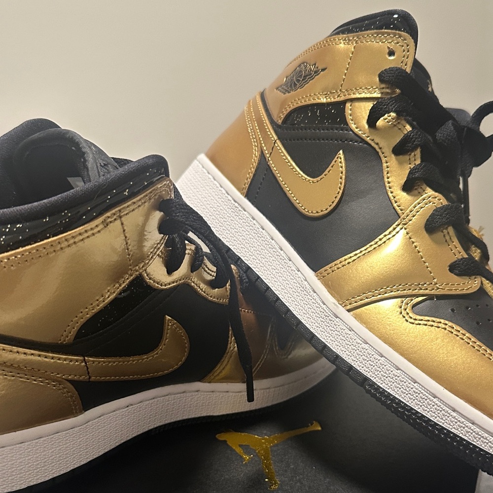 Air Jordan 1 Mid SE- Black Metallic Gold-White - Picture 2 of 4